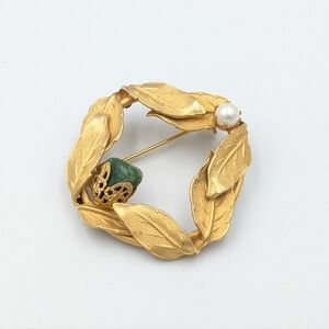 Vintage frosted gold tone green stone and faux pearl leaf wreath brooch pin